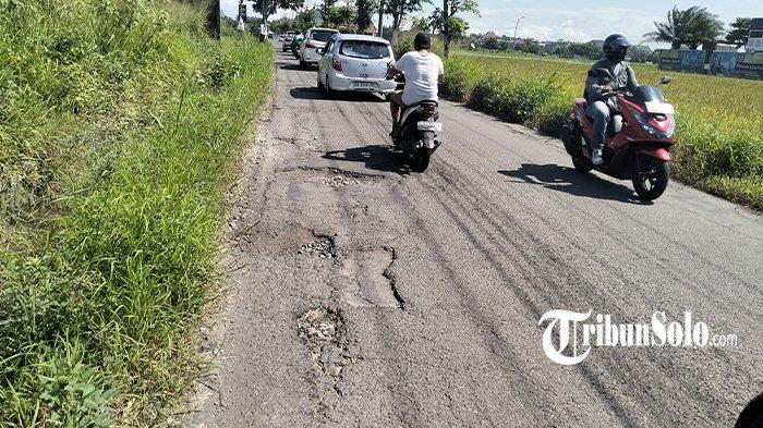 JALANAN DI KARANGANYAR BERLUBANG. Penampakan jalan rusak di Baturan-Klodran, Kecamatan Colomadu, Kabupaten Karanganyar, Kamis (6/2/2025). Pengentasan jalan berlubang di Karanganyar menjadi salah satu dari tujuh program Bupati dan Wakil Bupati Karanganyar terpilih Rober Christanto - Adhe Eliana 
