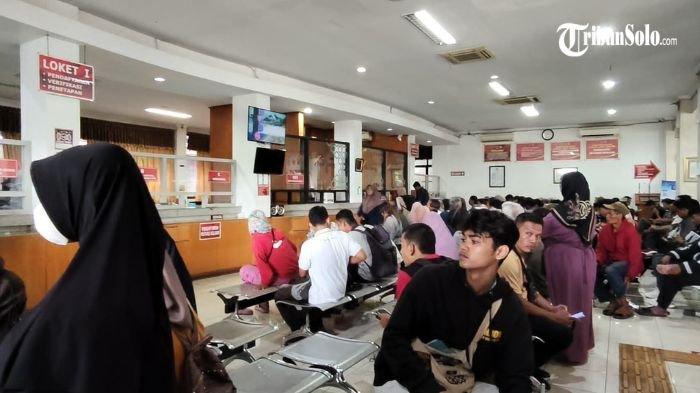 RAMAI : Penampakan kantor Samsat Kabupaten Karanganyar di Jalan Solo-Tawangmangu, tepatnya di Kelurahan Cangakan, Kecamatan/Kabupaten Karanganyar, Rabu (9/4/2025). Terjadi peningkatan transaksi signifikan pembayaran pajak kendaraan bermotor.