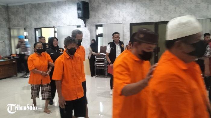 TERCIDUK MAIN JUDI : Penampakan lima pelaku judi Qiu-Qiu yang diamankan Polres Karanganyar, Minggu (23/2/2025). Kelima orang tersebut kedapatan melakukan aksi perjudian di sebuah warung makan di Desa Gebyog, Kecamatan Mojogedang, Kabupaten Karanganyar.