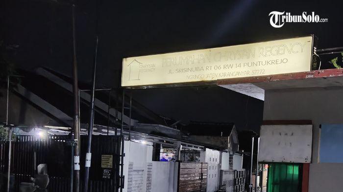 RUMAH TERSANGKA - Penampakan lokasi tempat tinggal AC, seorang pengacara yang menjadi tersangka atas dugaan perintangan penyidikan atas kasus Proyek Masjid Agung Madaniyah Karanganyar, di Perum Chrysan, Desa Ngringo, Kecamatan Jaten, Kabupaten Karanganyar, Jum'at (25/7/2025) sore. Rumah tersebut digeledah Kejaksaan Negeri (Kejari) Karanganyar, Sabtu (26/7/2025).