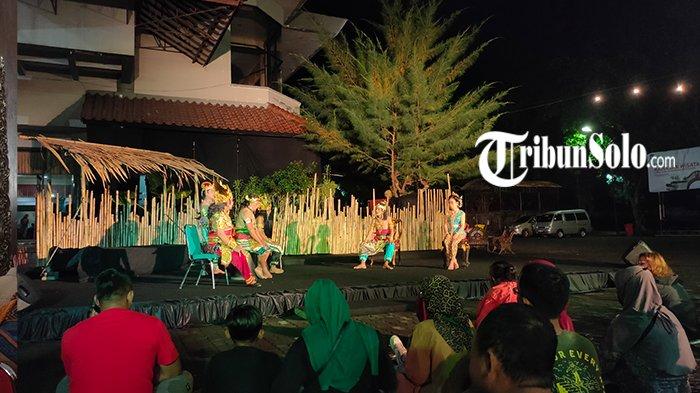 Penampilan Ketoprak Balekambang saat malam tahun baru di depan Graha Wisata Niaga.