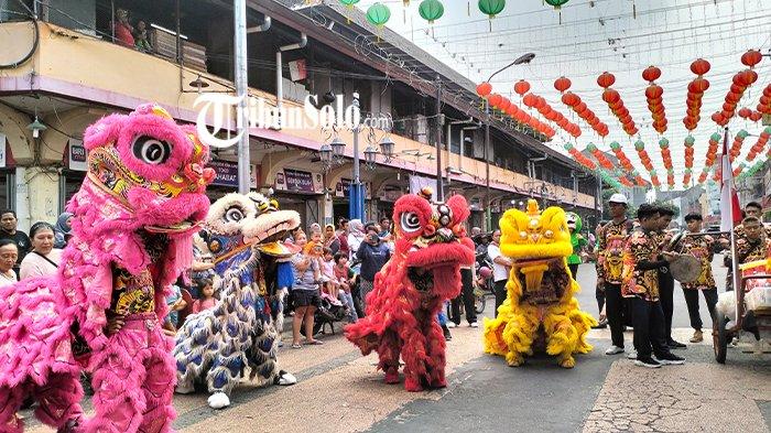 Penampilan kesenian barongsai oleh kelompok Macan Putih di depan Klenteng Tien Kok Sie, Sabtu (24/2/2024).