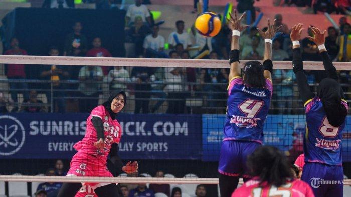 FINAL FOUR PROLIGA - Pevoli putri Jakarta Livin Mandiri, Pascalina Mahuze (kiri), Putri Lestari (kanan) menghalau smes dari pevoli putri Jakarta BIN, Megawati Hangestri Pertiwi dalam pertandingan Putaran II Series 6 Proliga 2024 di GOR Ken Arok, Kota Malang, Jawa Timur, Jumat (14/6/2024). Kehadiran Megawati dipastikan bakal menyedot perhatian besar pada pertandingan hari kedua Final Four pekan ketiga Proliga 2025, yang digelar di GOR Sritex Arena Solo, Jumat (2/5/2025) besok.