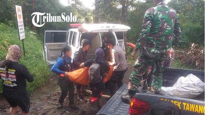 JENAZAH SUDAH TURUN - Evakuasi seorang pendaki Gunung Lawu yang meninggal dunia di Pos 3 Cemoro Kandang Karanganyar. Kepala Pelaksana Harian BPBD Kabupaten Karanganyar, Hendro Prayitno mengatakan awalnya korban berangkat mendaki bersama rombongan yang berjumlah 23 orang pada Sabtu (10/5/2025) sore.