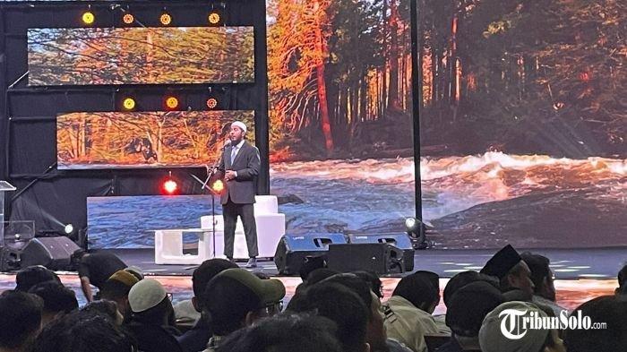 DAKWAH DI SOLO - Pendakwah muda, Shaikh Fariq Naik awali ceramah di Edutorium K.H. Ahmad Dahlan Universitas Muhammadiyah Surakarta (UMS), Selasa (8/7/2025). Fariq Naik merupakan putra dari dai internasional Dr. Zakir Naik, yang juga tengah melakukan safari dakwah di Indonesia.