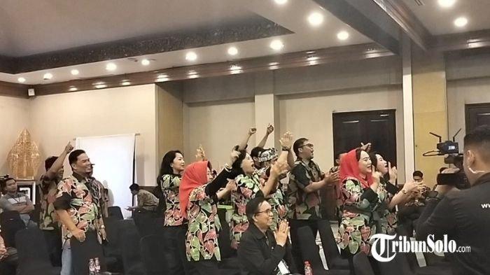 Pendukung Pasangan Calon Wali Kota dan Wakil Wali Kota Solo Nomor 1 Teguh Prakosa - Bambang Nugroho saat adu yel-yel.
