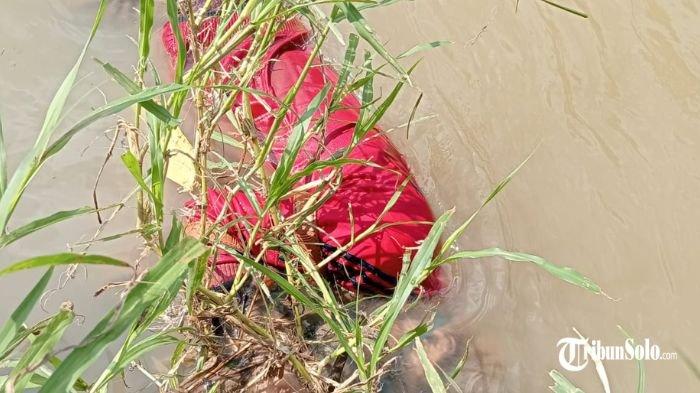 MAYAT TANGAN TERIKAT : Penemuan mayat dengan tangan terikat di sungai Kali Anyar, Mojosongo, Solo, Rabu (25/3/2025) siang. Teka-teki jasad pria tanpa identitas yang ditemukan mengapung kemarin masih belum terpecahkan.