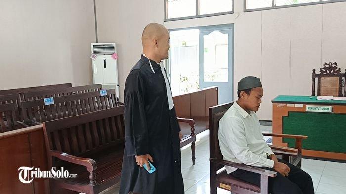 DIVONIS PENJARA : Pengadilan Negeri (PN) Boyolali menghadirkan terdakwa pencabulan Hassanudin Saputra (28) Jumat (7/3/2025). Ia divonis bersalah mencabuli seorang remaja dan dijatuhi hukuman 13 penjara.