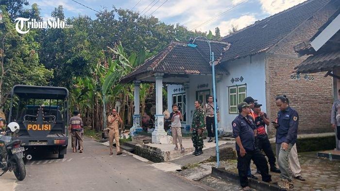 KERACUNAN - Pengecekan kesehatan salah satu anak yang terdampak keracunan massal. Hal itu diduga terjadi usai kegiatan wayang kulit di Desa Karangturi, Kecamatan Gantiwarno, Kabupaten Klaten, Senin (14/4/2025).
