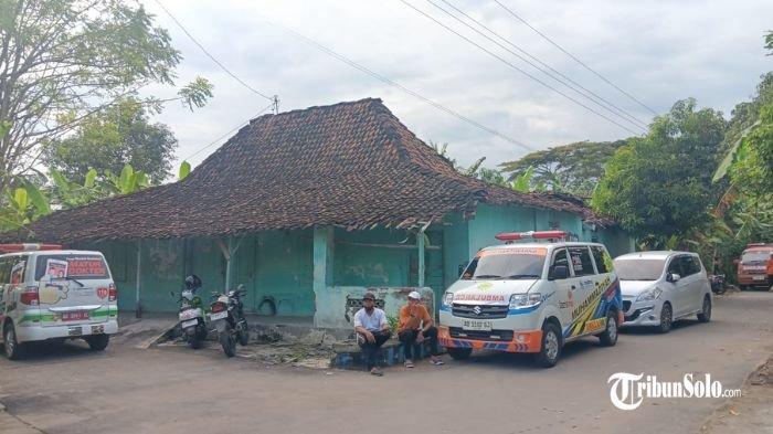 KERACUNAN - Pengecekan kesehatan warga yang terdampak keracunan massal. Hal itu diduga terjadi usai kegiatan wayang kulit di Desa Karangturi, Kecamatan Gantiwarno, Kabupaten Klaten, Senin (14/4/2025).
