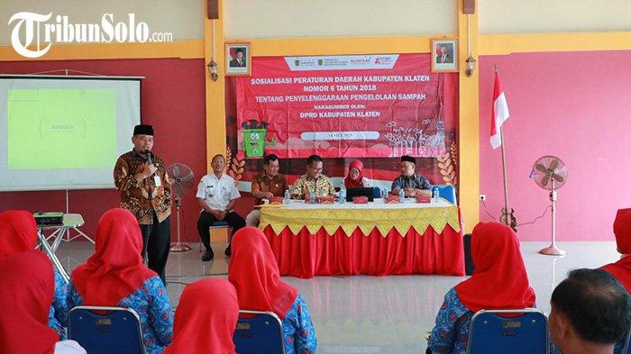 BAHAS PENGELOLAAN SAMPAH. Ketua DPRD Klaten Edy Sasongko saat sosialisasi Perda No. 6 Tahun 2018 penyelenggaraan pengelolaan sampah di Kabupaten Klaten. Dewan Perwakilan Rakyat Daerah (DPRD) Kabupaten Klaten, menggencarkan sosialisasi peraturan daerah (Perda) terkait penyelenggaraan pengelolaan sampah di Kabupaten Klaten, Minggu (1/5/2025).