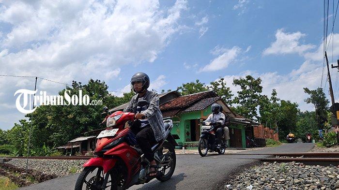 PERLINTASAN TANPA PALANG DI WONOGIRI. Pengendara melintas di perlintasan kereta api tanpa palang di wilayah Kelurahan Wonokarto, Wonogiri, Rabu (5/2/2025). Terdapat 16 perlintasan tanpa palang dan tanpa penjagaan di Wonogiri. Hal ini memicu kekhawatiran karena KA Batara Kresna mulai beroperasi dengan kecepatan tinggi.