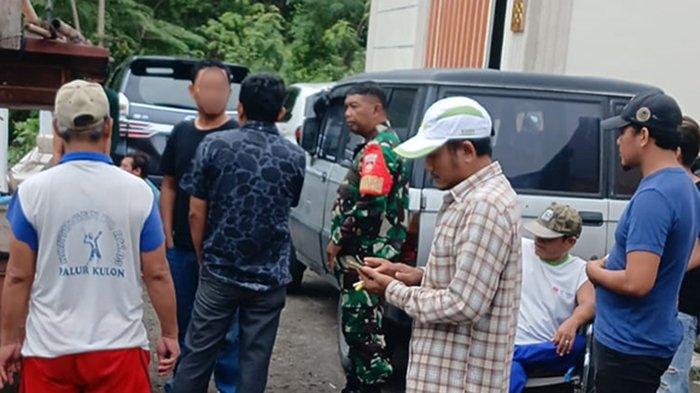 Suasana penggrebekan pasangan diduga kumpul kebo di Kelurahan Palur, Kecamatan Mojolaban, Sukoharjo pada Jumat (1/12/2023) siang. Pelaku yang digerebekan merupakan oknum abdi dalem Keraton Solo.
