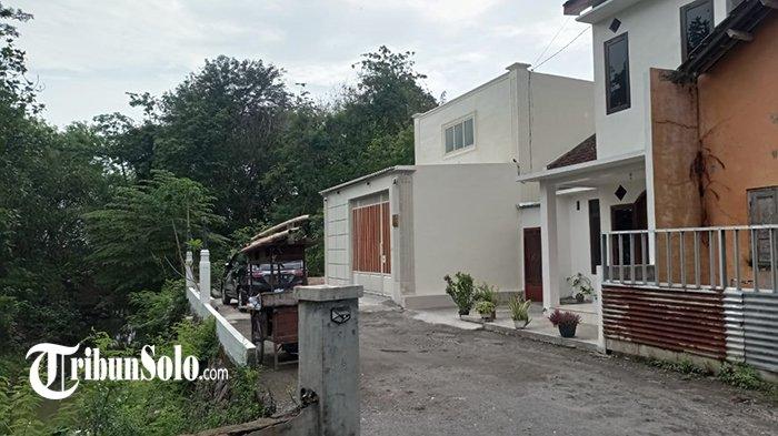 Lokasi penggrebekan pasangan diduga kumpul kebo di Kelurahan Palur, Kecamatan Mojolaban, Sukoharjo pada Jumat (1/12/2023) siang. Pelaku yang digerebekan merupakan oknum abdi dalem Keraton Solo.