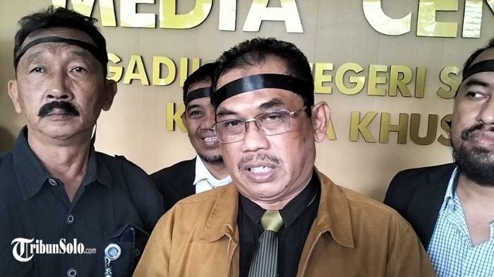 BAKAL BANDING - Penggugat dugaan ijazah palsu Joko Widodo (Jokowi) di Pengadilan Negeri (PN) Solo, Muhammad Taufiq akan mengajukan banding. Niat pengajuan banding ke Pengadilan Tinggi (PT) Semarang tersebut akan diungkapkan Taufiq usai Majelis Hakim PN Solo Putu Hariadi memutuskan mengabulkan putusan sela atas eksepsi yang dilayangkan oleh para tergugat yakni pihak Jokowi, UGM, SMAN 6 Solo dan KPU, Kamis (10/7/2025).