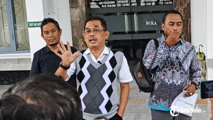 SANG PENGGUGAT - Penggugat ijazah palsu Mantan Presiden Jokowi, Muhammad Taufiq di Pengadilan Negeri Surakarta, Kamis (24/7/2025). Ia meyakini Mantan Presiden Jokowi yang hadir dalam acara reuni di tengah polemik ijazah palsu merupakan bentuk kepanikan.