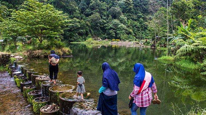 WISATA HITS WONOGIRI - Pengunjung melintas di atas Bendungan Candi Muncar, Girimarto, Wonogiri,pada September 2024 lalu. Begini asal-usul Candi Muncar hingga jadi wisata hits di Wonogiri, Jawa Tengah. (Kompas.com/Anggara Wikan Prasetya)
