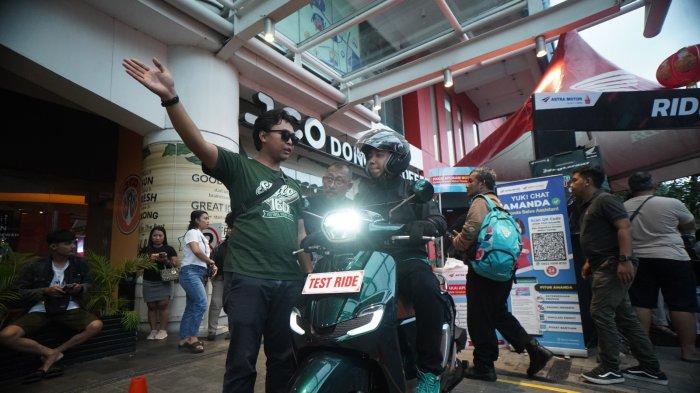 Pengunjung saat riding test Stylo 160 di Solo Grand Mall (24/2/2024).