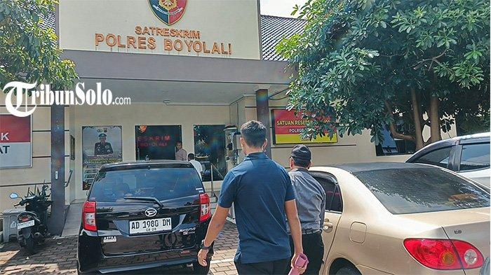 DATANGI POLRES BOYOLALI. Nasabah Koperasi BLN saat mendatangi Polres Boyolali, Rabu (14/5/2025). Kedatangan mereka untuk mengadukan dugaan penipuan yang dilakukan koperasi BLN. (Tribun Solo / Tri Widodo)