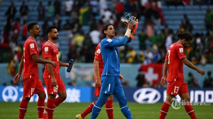 Penjaga gawang Swiss Yann Sommer (Tengah) memberi tepuk tangan kepada pendukung pada akhir pertandingan sepak bola Grup G Piala Dunia 2022 Qatar antara Swiss dan Kamerun di Stadion Al-Janoub di Al-Wakrah, selatan Doha pada 24 November 2022. Yann Sommer sebagai Man of The Match (MOTM) pada laga Swis vs Kamerun di Piala Dunia 2022 Qatar. (Fabrice COFFRINI / AFP)