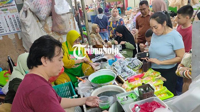 Penjualan Dawet Telasih di Pasar Gede.
