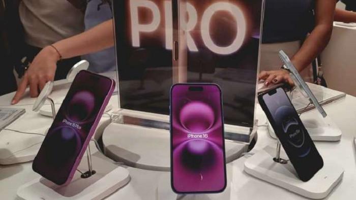 IPHONE BEKAS SOLO - Penjualan iPhone 16 di Jakarta beberapa waktu lalu. (KONTAN/Muhammad Alief Andri)