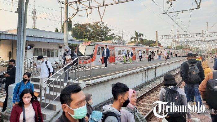 Suasana perpindahan penumpang KRL yang mati lampu dan AC-nya sebelum memasuki Stasiun Klaten, Rabu (27/7/2022).