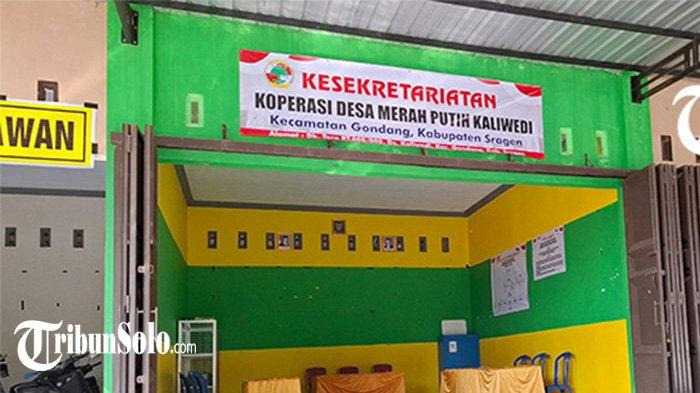 MENANTI PEMERINTAH - Koperasi Merah Putih di Desa Kaliwedi, Kecamatan Gondang, Kabupaten Sragen, Sabtu (31/5/2025). Jelang diresmikan, sebanyak 208 Koperasi Desa/Kelurahan Merah Putih (KDMP) di Kabupaten Sragen telah mengantongi badan hukum.