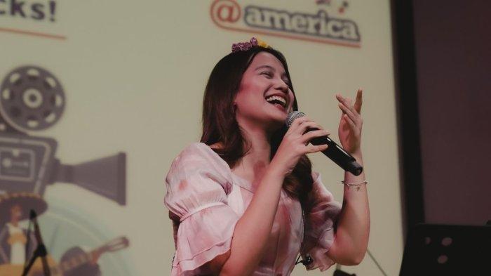 Aruma saat Bernyayi. Penyanyi Solo Aruma saat tampil membawakan sederet lagu original soundtrack film ternama di @america, Sudirman Jakarta Selatan, Sabtu (9/9/2023). Cerita Aruma bisa bikin gitar, ternyata ilmu dari kuliahnya.