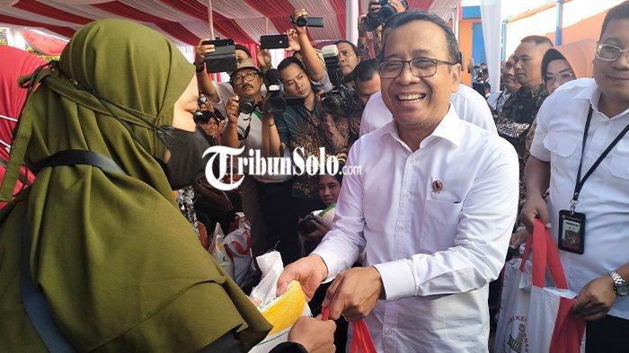 Penyerahan bantuan pangan tahap II dari Mensesneg Pratikno kepada KPM, di Gudang Bulog Telukan Sukoharjo, Rabu (20/9/2023).