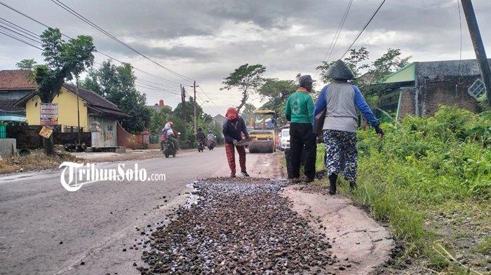 PERBAIKAN JALAN SUKOHARJO - Perbaikan jalan di salah satu jalan di Sukoharjo, Jawa Tengah, Senin (17/2/2025). Pemkab Sukoharjo memprioritaskan perbaikan jalan di sejumlah titik jelang mudik Lebaran 2025.