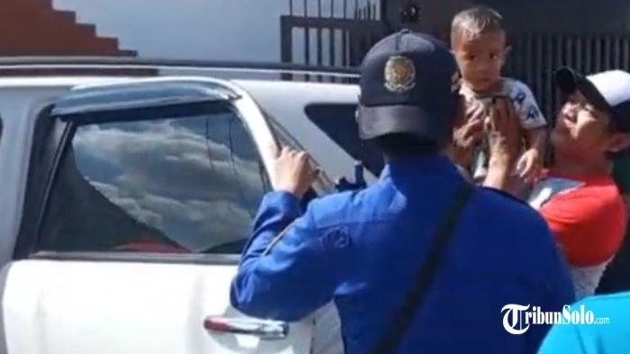 BOCAH TERKUNCI DI MOBIL - Peristiwa menegangkan terjadi saat evakuasi bocah terkunci dalam mobil di Perumahan Bhina Karya, Kelurahan Combongan, Kecamatan/Kabupaten Sukoharjo, pada Senin pagi (12/5/2025). Seorang bocah laki-laki dilaporkan terkunci di dalam mobil, membuat kedua orang tuanya panik dan segera meminta bantuan petugas pemadam kebakaran.