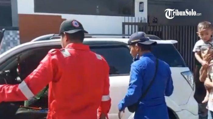 BOCAH TERKUNCI DI MOBIL - Peristiwa menegangkan terjadi saat evakuasi bocah terkunci dalam mobil di Perumahan Bhina Karya, Kelurahan Combongan, Kecamatan/Kabupaten Sukoharjo, pada Senin pagi (12/5/2025). Seorang bocah laki-laki dilaporkan terkunci di dalam mobil, membuat kedua orang tuanya panik dan segera meminta bantuan petugas pemadam kebakaran.