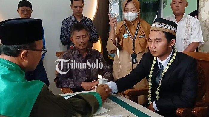 MOMEN SAKRAL. Pernikahan Shendy dan Umi warga Kecamatan Sambirejo, Kabupaten Sragen yang melangsungkan pernikahan dalam kondisi sakit di KUA Sambirejo, Sragen, Senin (14/4/2025).Dia menderita DBD. 