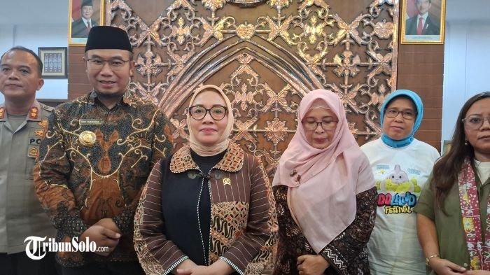 TEMUI ANAK DIHAMILI - Menteri Pemberdayaan Perempuan dan Perlindungan Anak (PPPA), Arifatul Choiri Fauzi menemui korban anak di Kabupaten Sragen yang dihamili ayah tiri. Pertemuan itu terjadi di Rumah Dinas Bupati Sragen pada Sabtu (12/7/2025) sore, yang dilakukan secara tertutup.