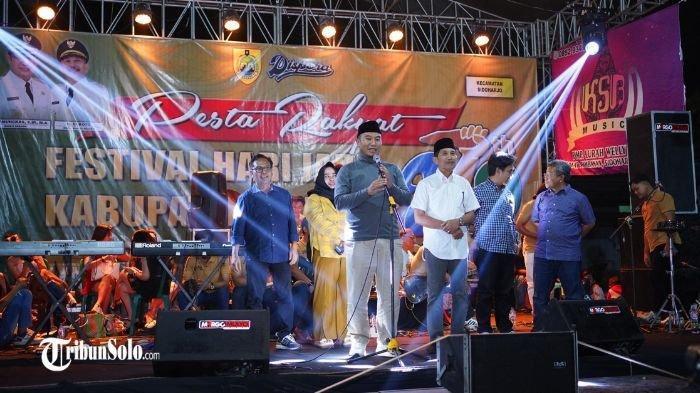 HARI JADI SRAGEN - Pertunjukkan seni budaya di Kecamatan Sidoharjo, Kabupaten Sragen untuk merayakan hari jadi ke-279 Sragen pada tahun 2025. Kali ini, hari jadi Bumi Sukowati tidak dimeriahkan penampilan memukau artis-artis ibukota.