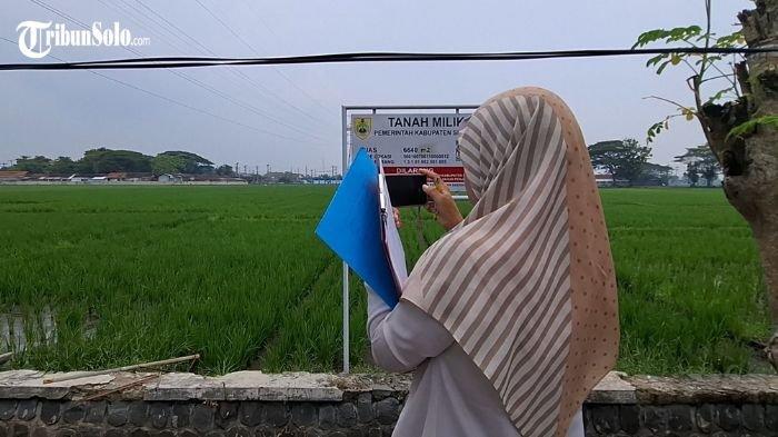 CALON LOKASI : Perwakilan Kementerian Pekerjaan Umum melakukan survei calon lokasi dibangunnya sekolah rakyat di Kabupaten Sragen, Kamis (10/4/2025) lalu. Lokasi tersebut batal digunakan. 