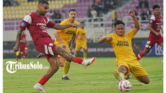 MENENDANG BOLA - Pesepak bola Persis Solo, Jhon Cley (kiri) menendang bola dan diadang pesepak bola Semen Padang, Zidane Pramudya dalam pertandingan Liga 1 di Stadion Manahan, Solo, Jumat (21/2/2025) sore. TRIBUNNEWS/Muhammad Nursina