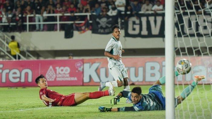 Pesepakbola Persebaya, Toni Firmansyah mencetak gol ke gawang Persis Solo yang dijaga oleh Gianluca Pandeynuwu pada pertandingan Persis Solo vs Persebaya di Stadion Manahan Solo, Sabtu (24/6/2023) malam WIB.