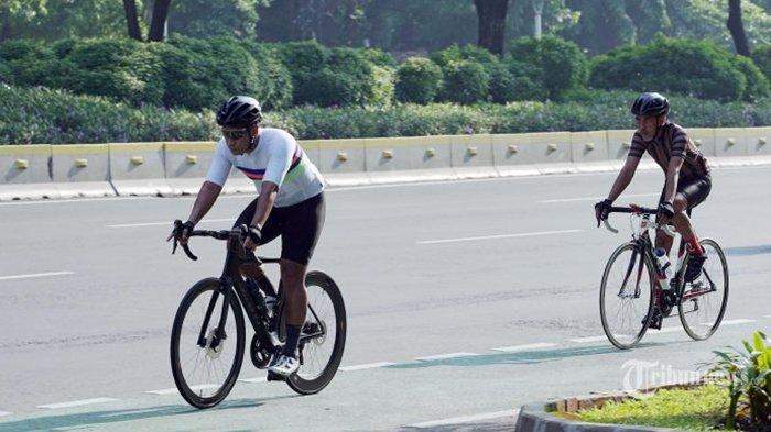 SEPEDA ROAD BIKE. Pesepeda road bike melintas di jalur khusus sepeda di Jalan Sudirman Jakarta, Sabtu (5/6/2021) lalu. Sepeda jenis road bike masih banyak dinikmati meski masa pandemi Covid-19 sudah lewat. Diketahui, banyak penggemar sepeda mengalihkan hobinya selepas pandemi berlalu, padahal saat pandemi sepeda sempat booming.