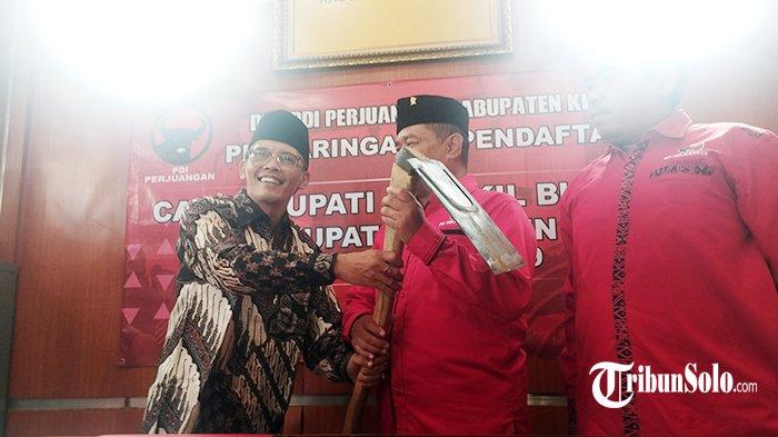 Petani asal Manisrenggo, Aris Widiharto mengambil formulir penjaringan Pilkada Klaten 2024 di PDIP Klaten.