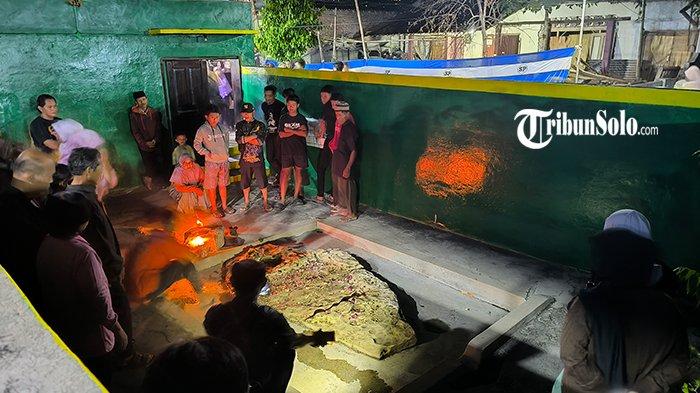 PETILASAN SUNAN KALIJAGA - Petilasan Sunan Kalijaga saat peringatan bulan Suro di Dukuh Sepi, Desa Barepan, Kecamatan Cawas, Kabupaten Klaten, Kamis (26/6/2025). Petilasan yang ramai dikunjungi, terutama pada saat malam 1 Suro ini disebut merupakan lokasi yang pernah digunakan salat subuh Sunan Kalijaga. 