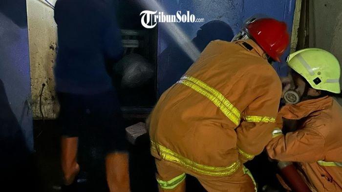 KEBAKARAN PABRIK : Petugas Damkar Sragen mencoba memadamkan api di ruang panel salah satu pabrik yang beralamat di Desa Bumiaji, Kecamatan Gondang, Kabupaten Sragen, Kamis (13/2/2025). Ruang monitor panel di salah satu pabrik yang beralamat di Jalan Raya Timur, Desa Bumiaji, Kecamatan Gondang, Kabupaten Sragen terbakar.