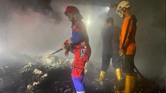 Petugas Damkar memadamkan api di lahan kosong di Dusun Cobor, RT 03, RW 03, Desa Tohkuning, Kecamatan Karangpandan, Kabupaten Karanganyar, Kamis (7/11/2024)