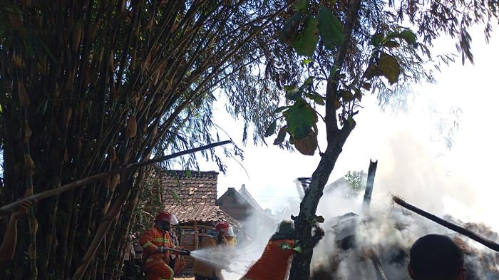 Petugas Damkar memadamkan rumah jerami milik warga Desa Jetiskarangpung, Kalijambe, Sragen
