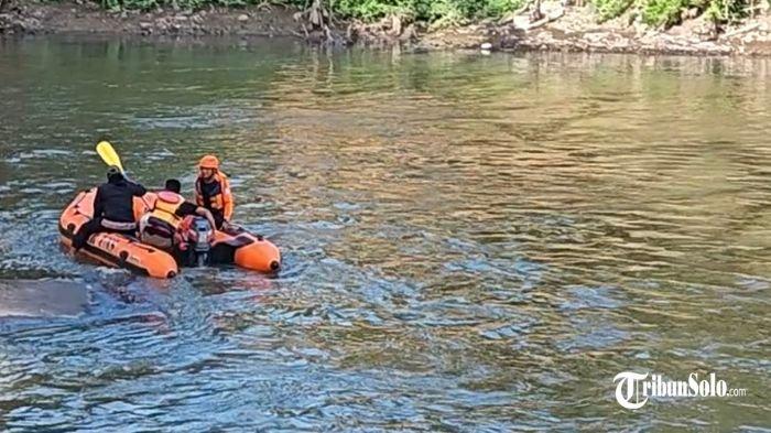 PENCARIAN KORBAN - Petugas SAR melakukan pencarian korban yang diduga bunuh diri terjun dari Jembatan di Solo, Selasa (1/7/2025). Seorang Mahasiswa UNS berinisial X terjun ke Bengawan Solo, Selasa (1/7/2025).