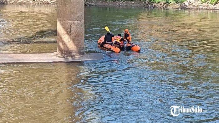 PENCARIAN KORBAN - Petugas SAR melakukan pencarian korban yang diduga bunuh diri terjun dari Jembatan Jurug, Selasa (1/7/2025). Seorang Mahasiswa UNS berinisial DSA terjun dari Jembatan Jurug, Selasa (1/7/2025).