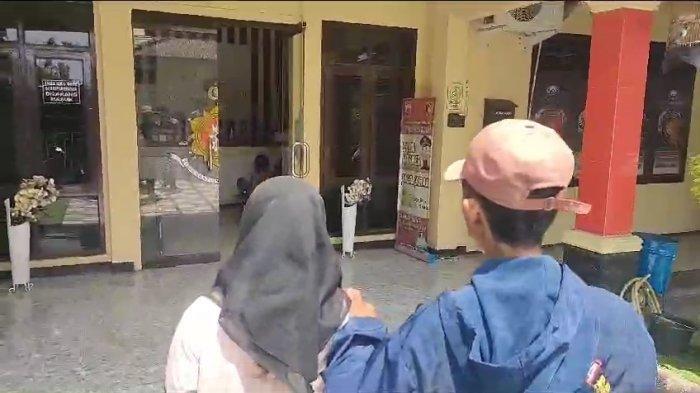 Pihak keluarga saat melakukan pelaporan soal kasus rudapaksa di Polres Indramayu, Senin (11/12/2023)