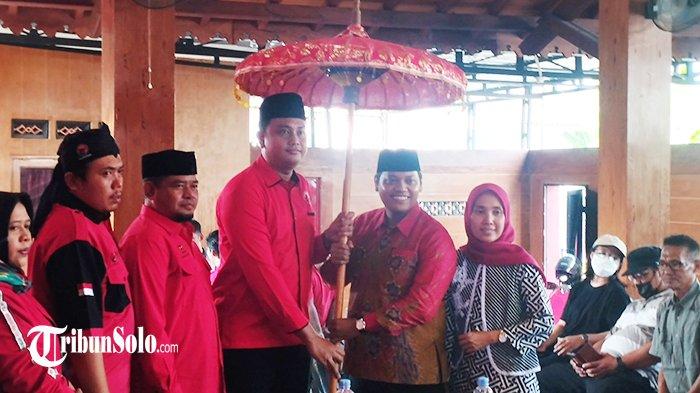 Jajang Prihono menyerahkan payung merah kepada Ketua Panitia Pendaftaran Penjaringan PDIP Klaten, Hamenang Wajar Ismoyo saat mengembalikan berkas penjaringan PDIP Klaten, Rabu (29/5/2024).