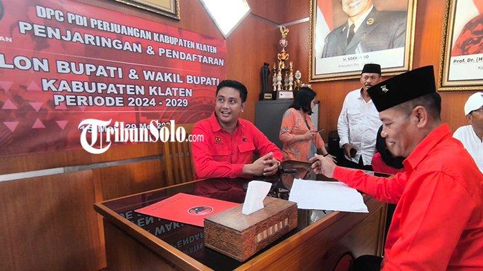 Ketua Panitia Penjaringan dan Pendaftaran Bacabup-Bacawabup Pilkada Klaten DPC PDIP Klaten, Hamenang Wajar Ismoyo saat menerima calon pendaftar Aris Prabowo.
